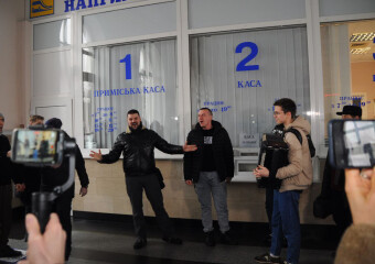 Перформанс на Київському вокзалі з нагоди другої річниці повномасштабного вторгнення
