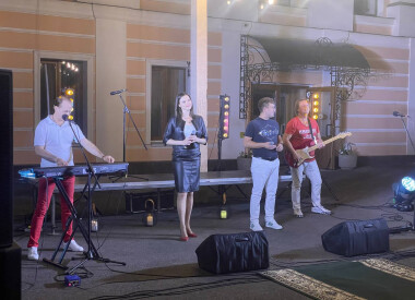 Гостей філармонії вітав філармонійний дворик
