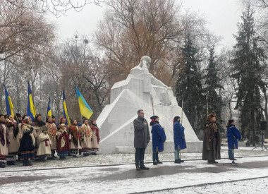 Церемонія відзначення Дня Соборності України на площі біля пам'ятника Тарасові Шевченку