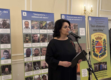 Їхні очі – наш біль: у філармонії відкрили виставку полонених та зниклих безвісти воїнів