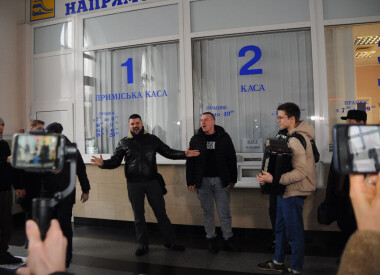 Перформанс на Київському вокзалі з нагоди другої річниці повномасштабного вторгнення
