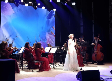 Музика така у серце входить і стає святою...