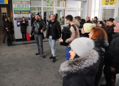 Перформанс на Київському вокзалі з нагоди другої річниці повномасштабного вторгнення