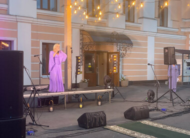 Гостей філармонії вітав філармонійний дворик