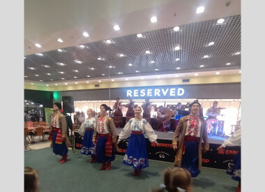 Пісенно-танцювальний ансамбль «Полтава» виступив у ТРЦ «Екватор»