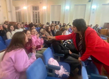 Заслужена артистка України Тетяна Садохіна привітала студентів-психологів
