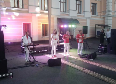 Перфоменс «Галерея на паркані. Мистецькі світлини»