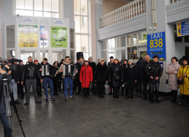 Перформанс на Київському вокзалі з нагоди другої річниці повномасштабного вторгнення