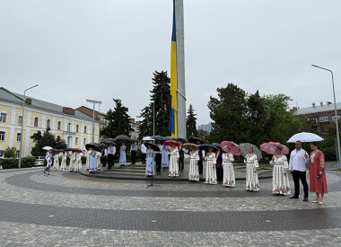 У День Державного Прапора урочисто підняли найбільший синьо-жовтий стяг області
