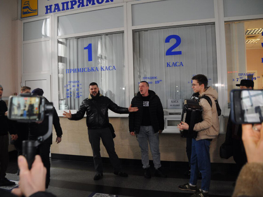Перформанс на Київському вокзалі з нагоди другої річниці повномасштабного вторгнення