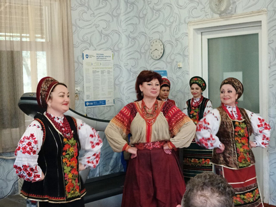 Виступили для захисників у реабілітаційному центрі