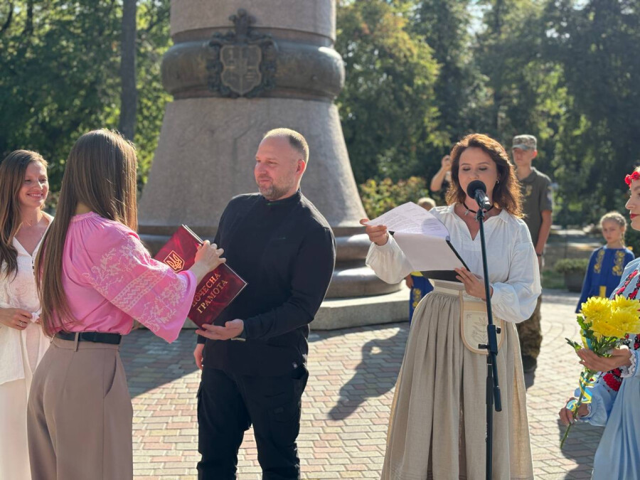 Артисти обласної філармонії взяли участь в урочистостях на площі біля пам’ятника Іванові Мазепі