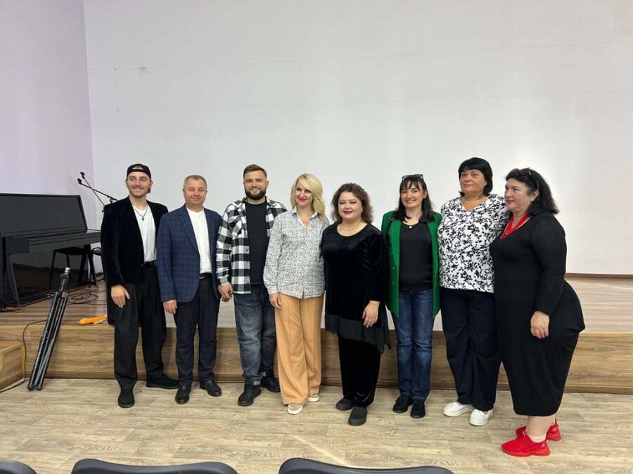 Артисти філармонії виступили в селищі Нова Галещина