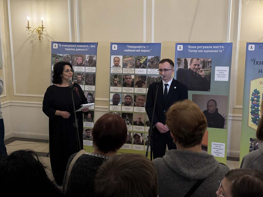 Їхні очі – наш біль: у філармонії відкрили виставку полонених та зниклих безвісти воїнів