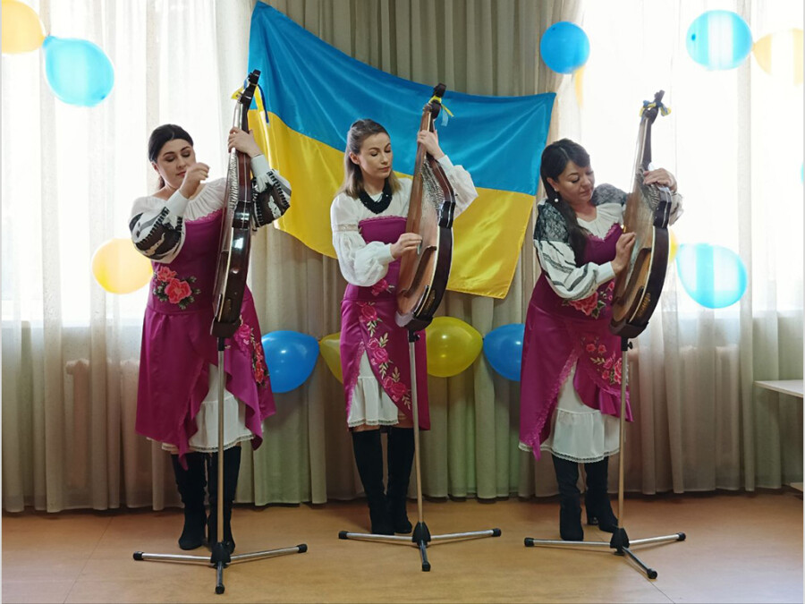 Артистки філармонії виступили для захисників, які проходять реабілітацію в Полтаві