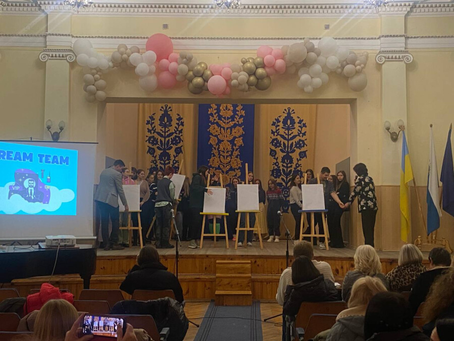 Заслужена артистка України Тетяна Садохіна привітала студентів-психологів